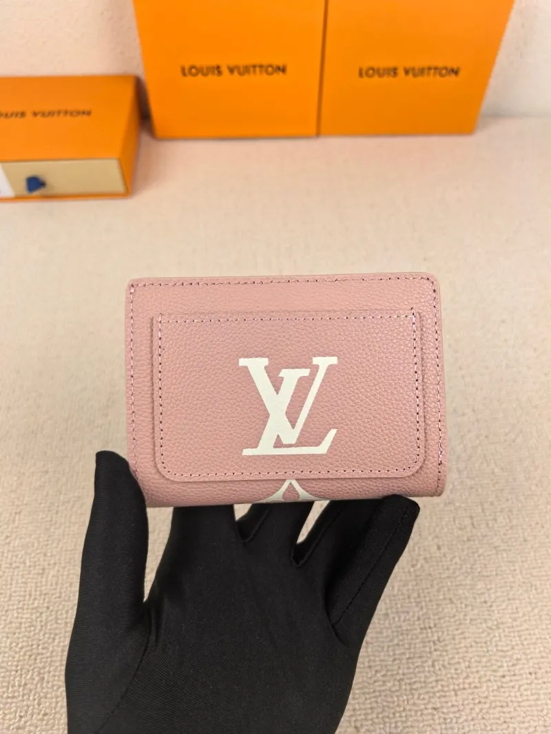 Alternative view of LV Wallets-162