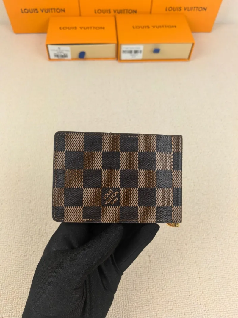 Alternative view of LV Wallets-164
