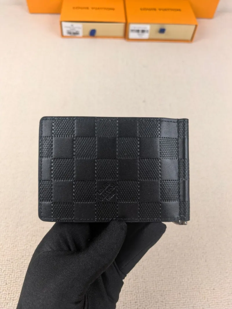 Alternative view of LV Wallets-171