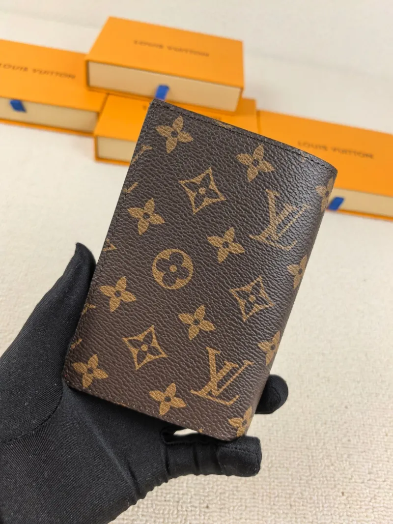 Alternative view of LV Wallets-173
