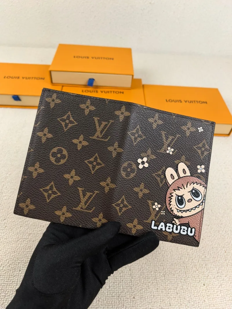 Alternative view of LV Wallets-174