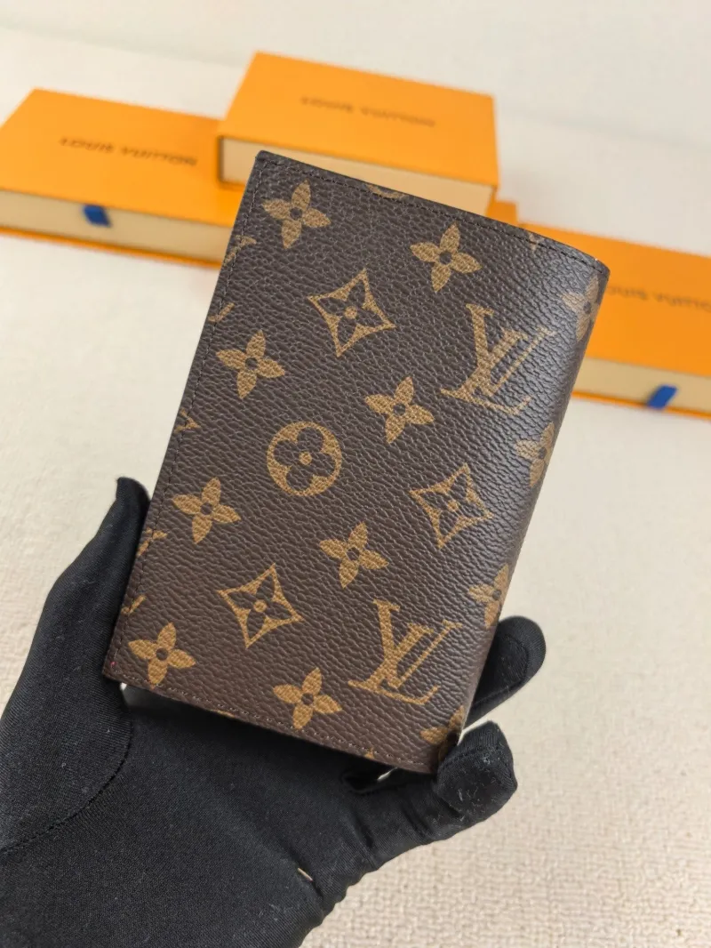 Alternative view of LV Wallets-175