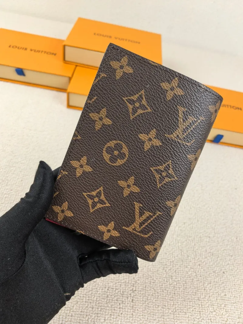 Alternative view of LV Wallets-176