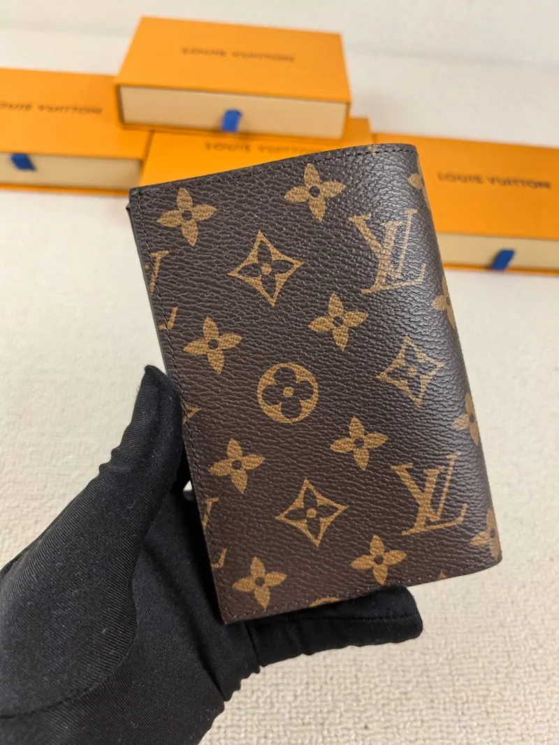 Alternative view of LV Wallets-177