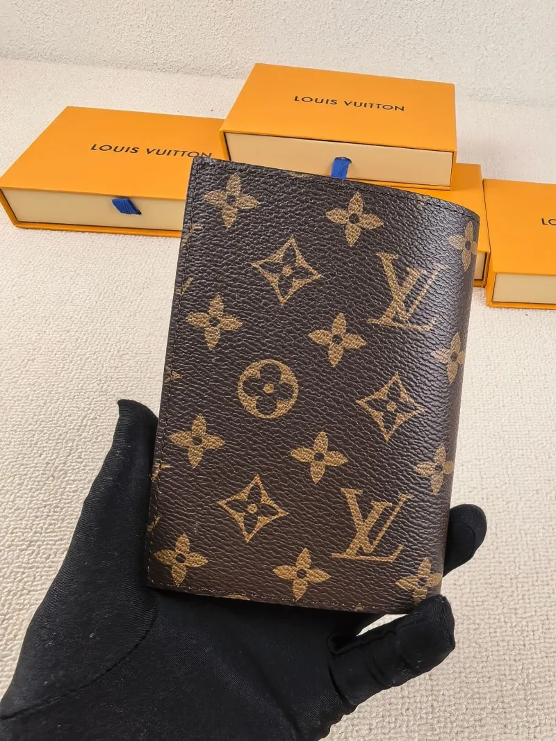 Alternative view of LV Wallets-178