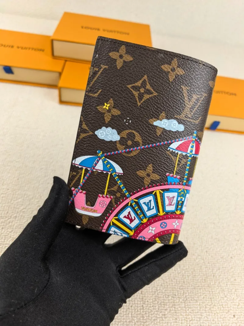 Alternative view of LV Wallets-179