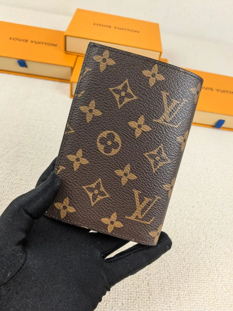 Alternative view of LV Wallets-180