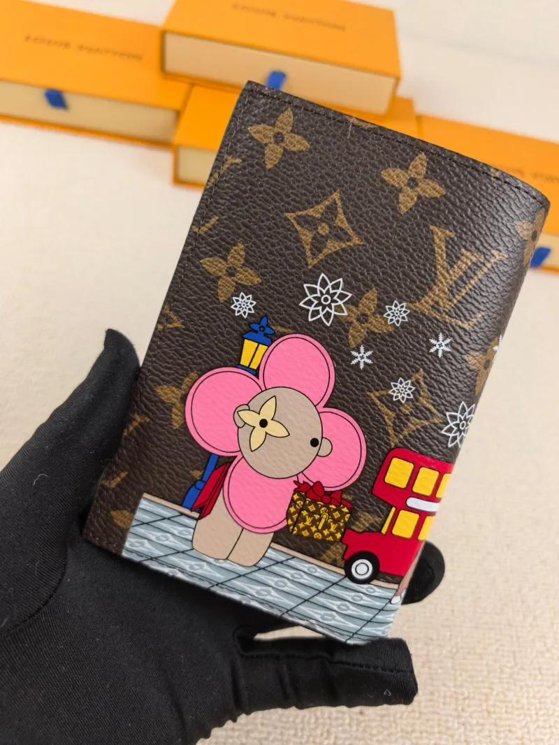 Alternative view of LV Wallets-181