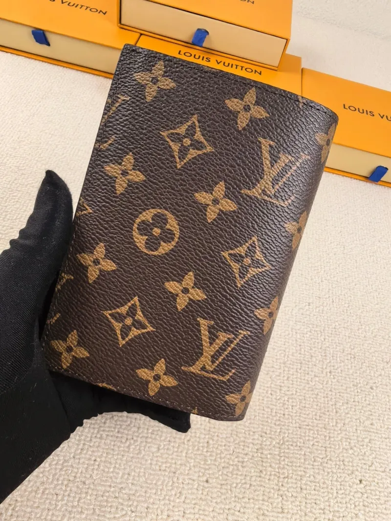 Alternative view of LV Wallets-182