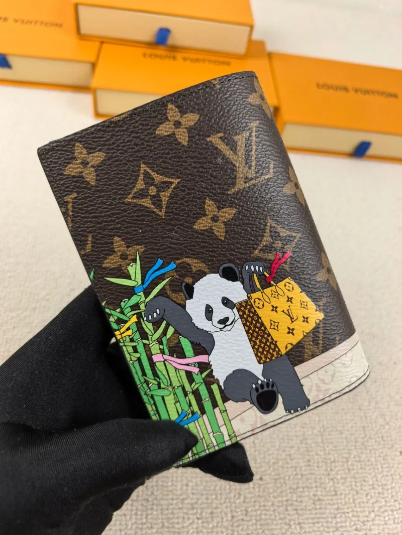 Alternative view of LV Wallets-183