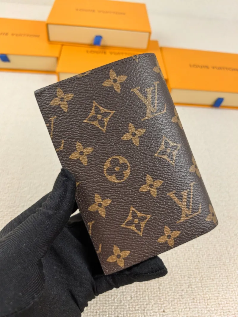 Alternative view of LV Wallets-186