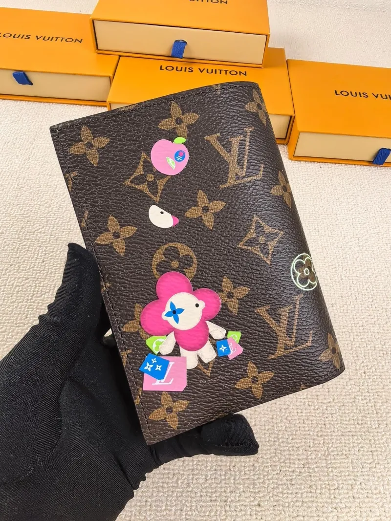 Alternative view of LV Wallets-187