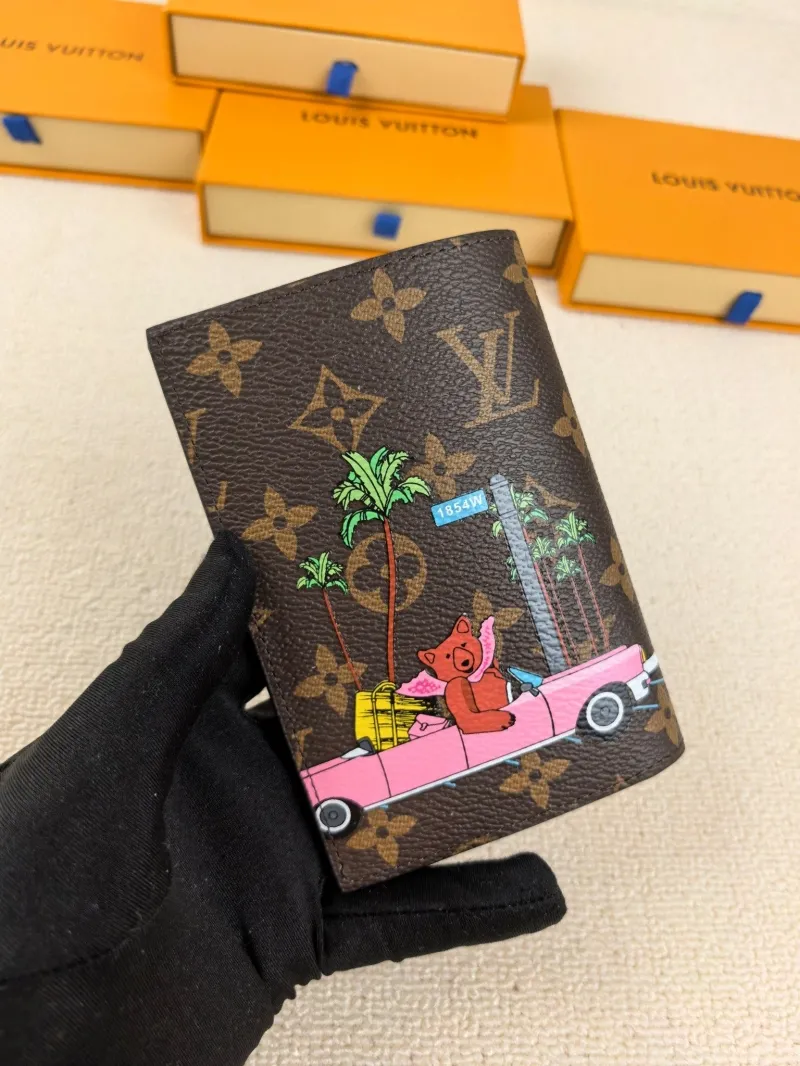 Alternative view of LV Wallets-188