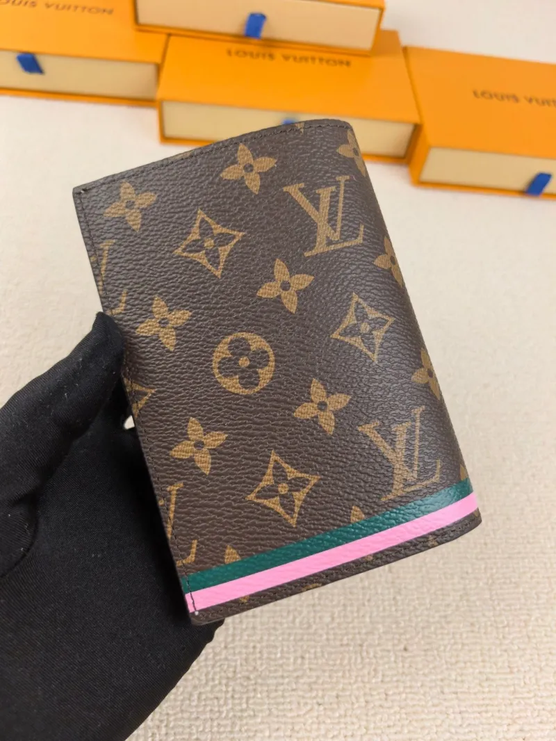 Alternative view of LV Wallets-189
