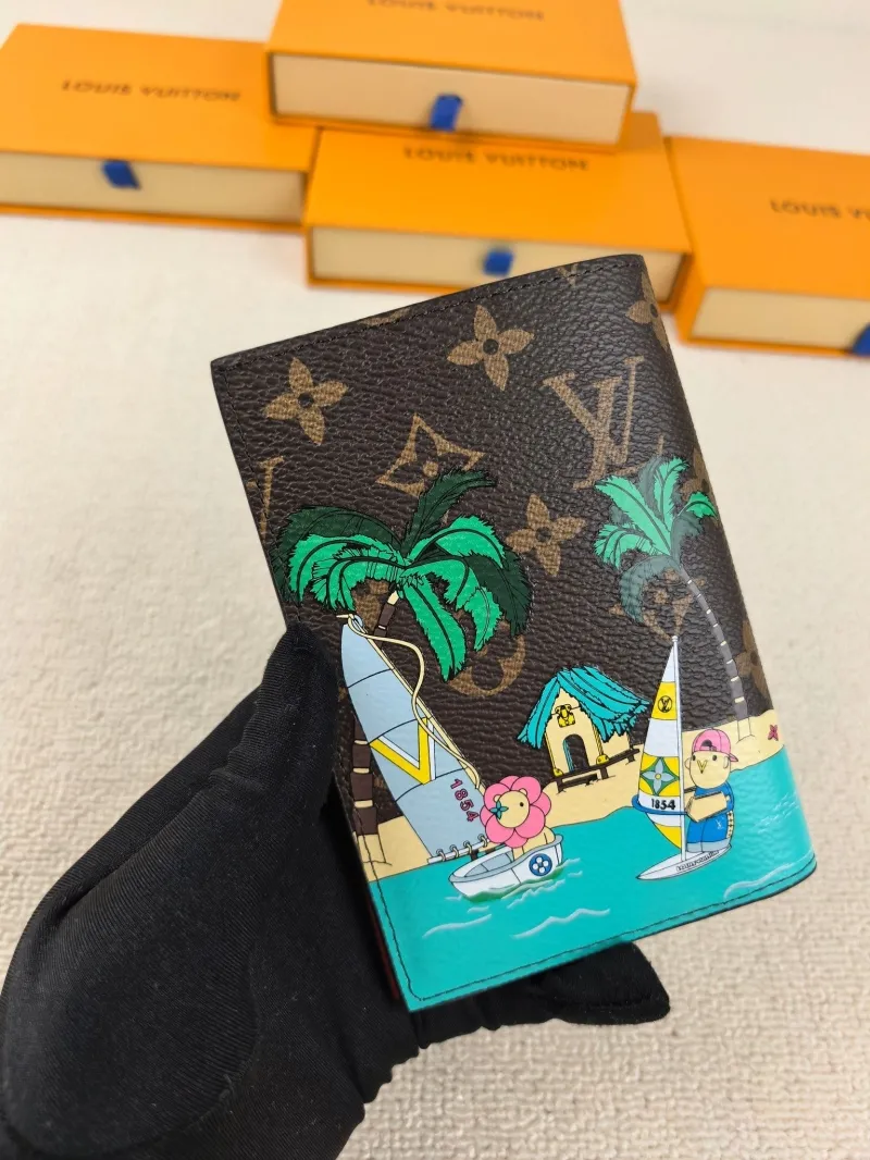 Alternative view of LV Wallets-191