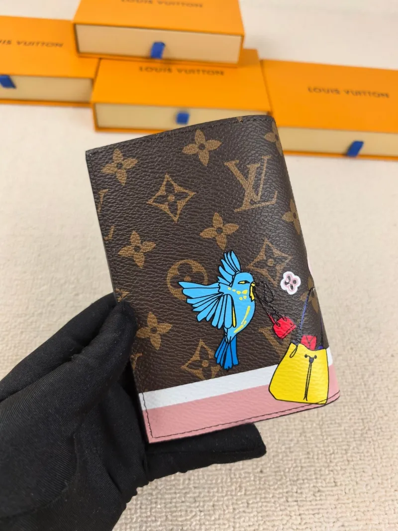 Alternative view of LV Wallets-192