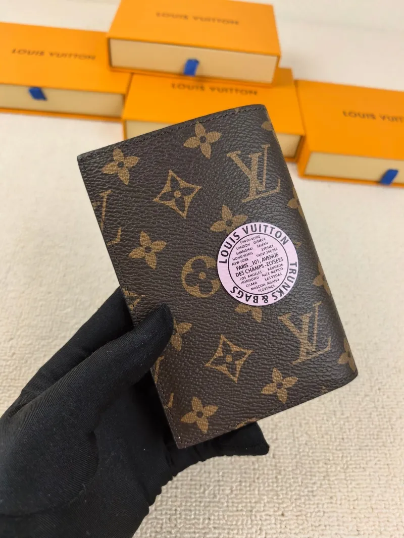 Alternative view of LV Wallets-193