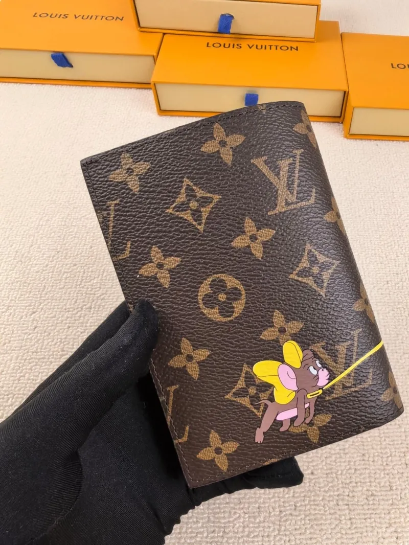 Alternative view of LV Wallets-194