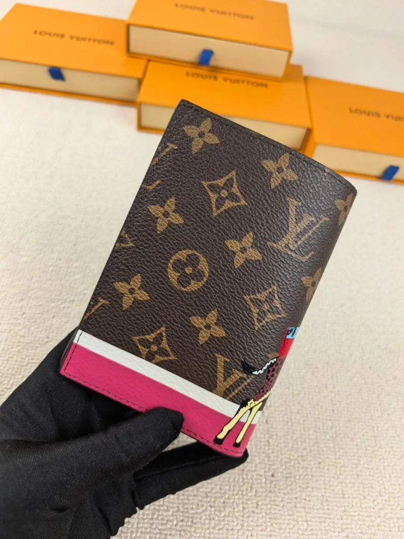 Alternative view of LV Wallets-195