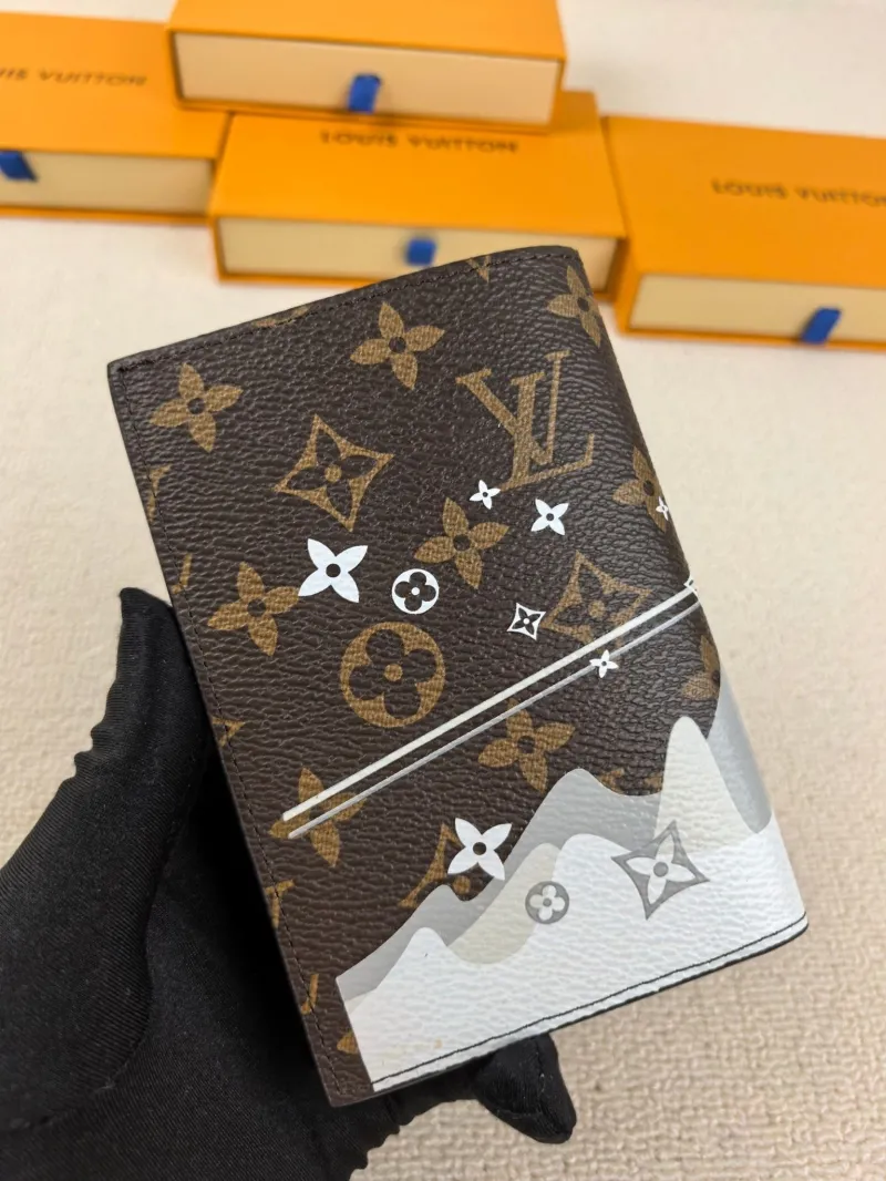 Alternative view of LV Wallets-196
