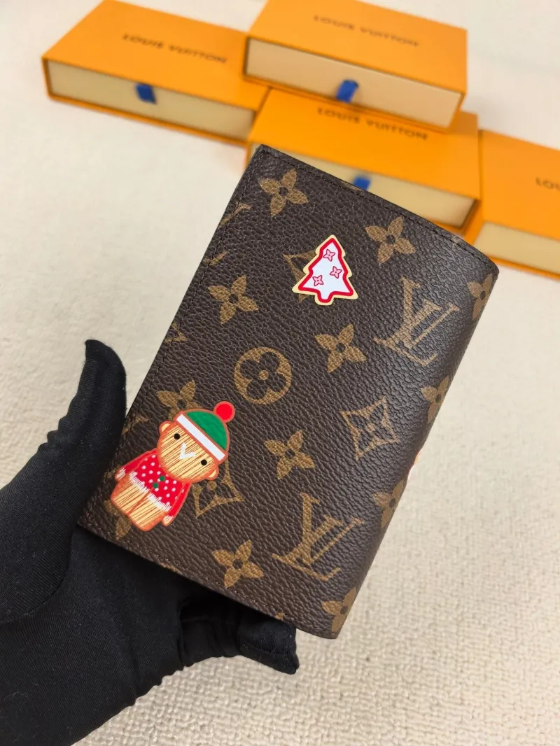 Alternative view of LV Wallets-201