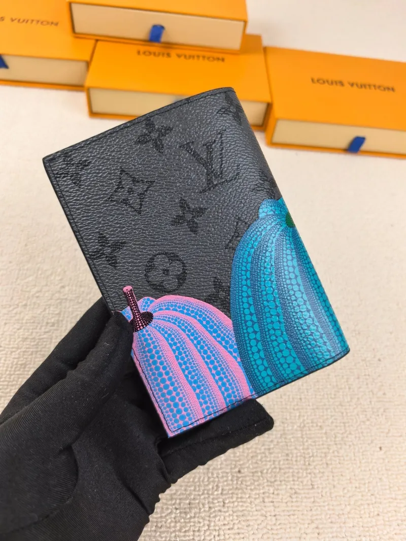 Alternative view of LV Wallets-202