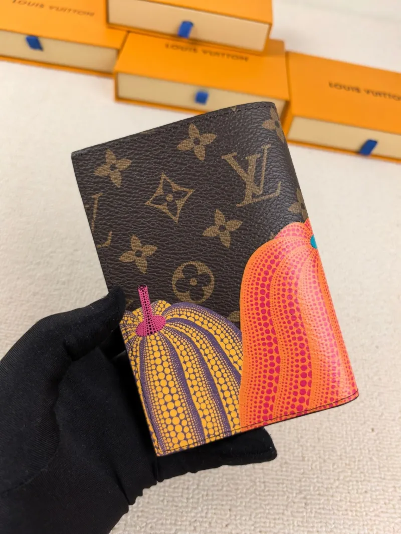 Alternative view of LV Wallets-203