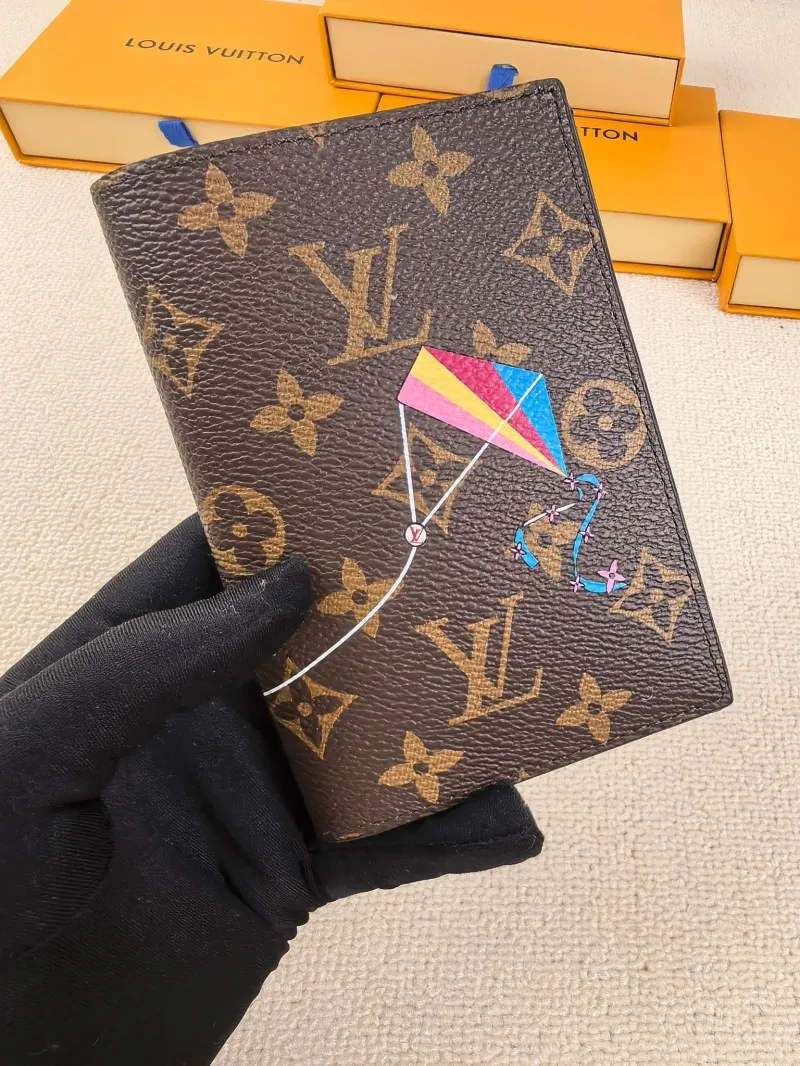 LV Wallets-204