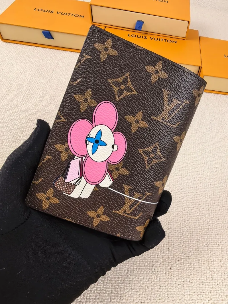 Alternative view of LV Wallets-204