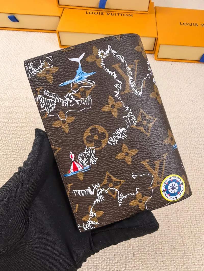 Alternative view of LV Wallets-205