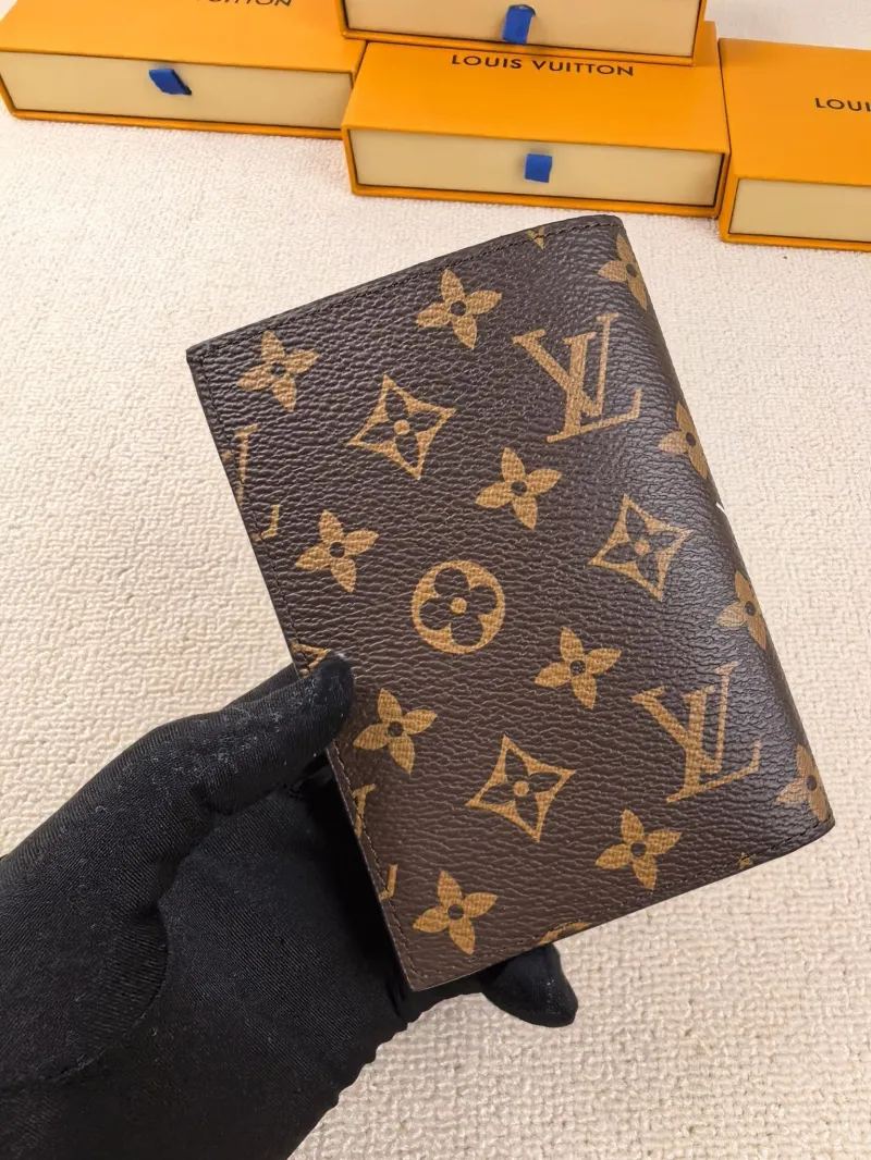 Alternative view of LV Wallets-206