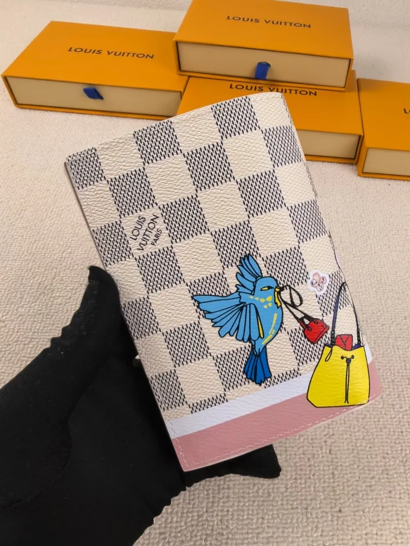 Alternative view of LV Wallets-207