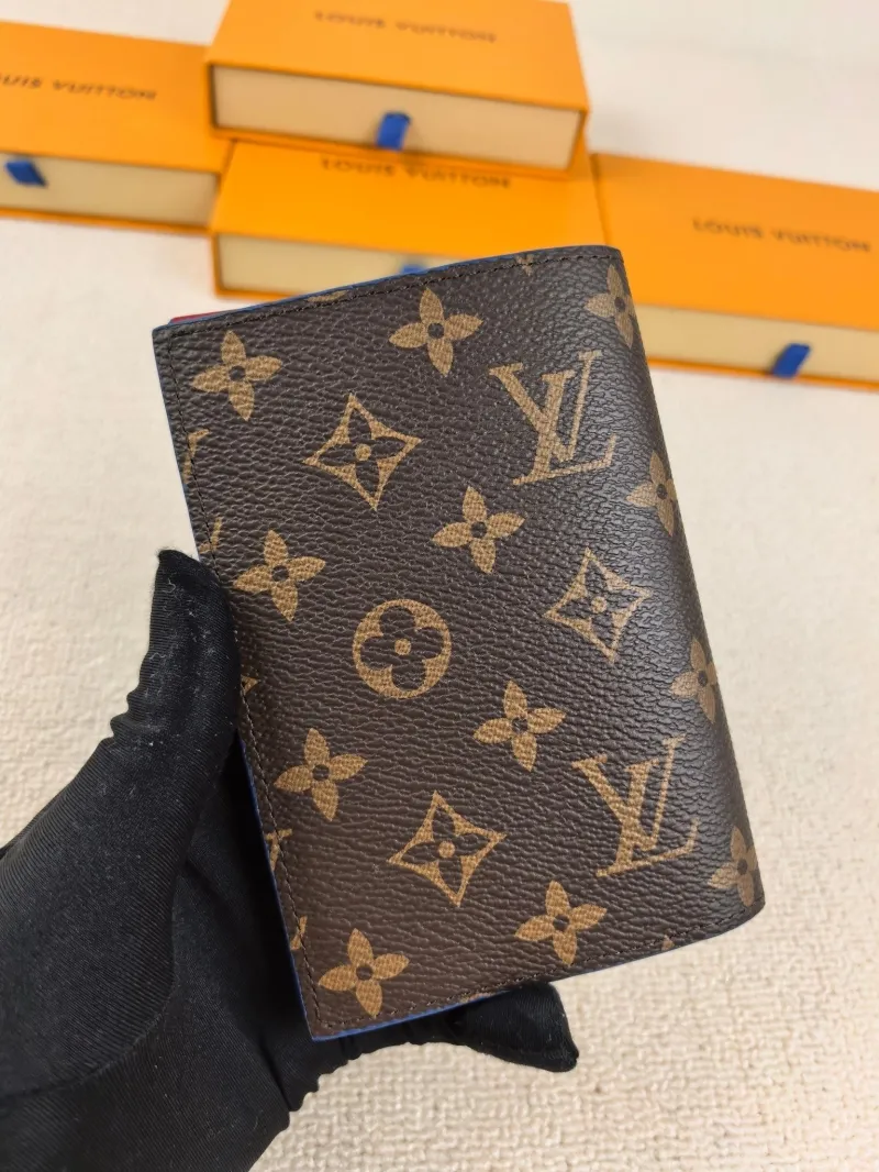 Alternative view of LV Wallets-208