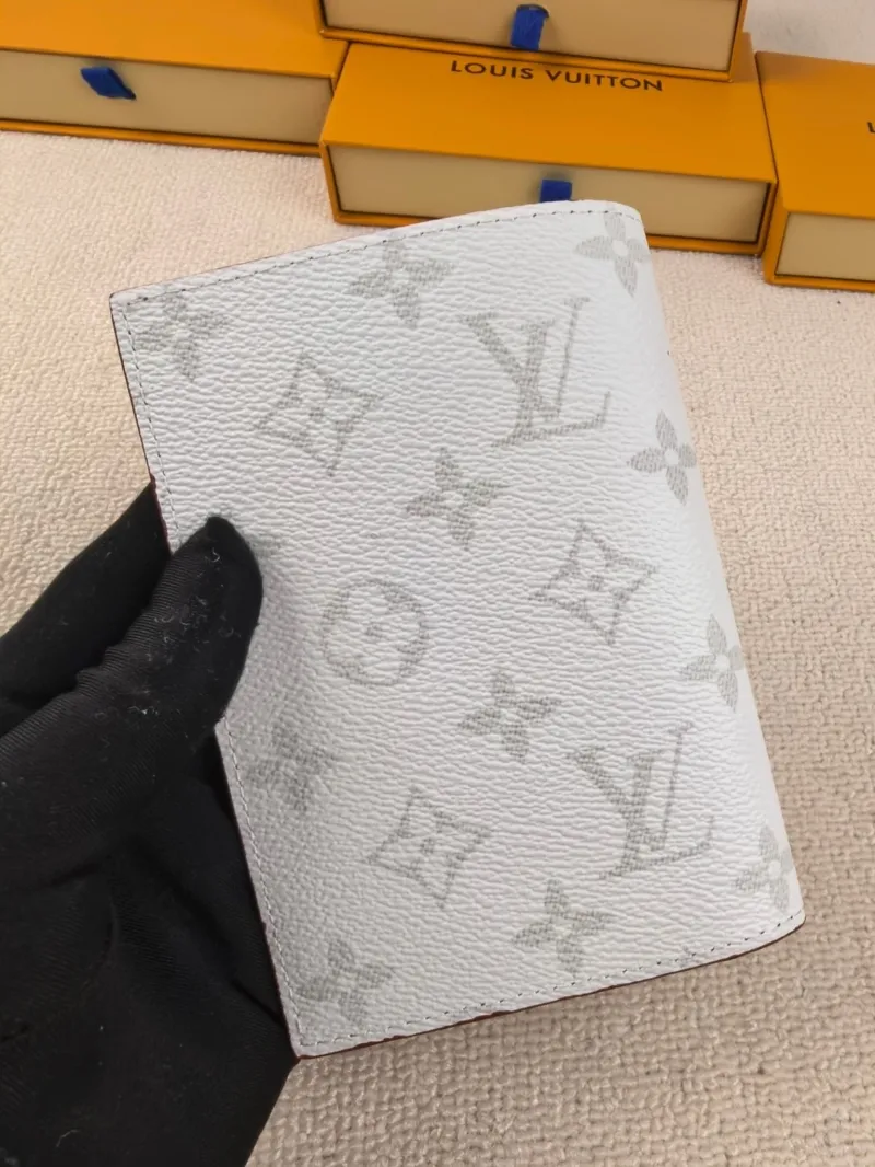 Alternative view of LV Wallets-209