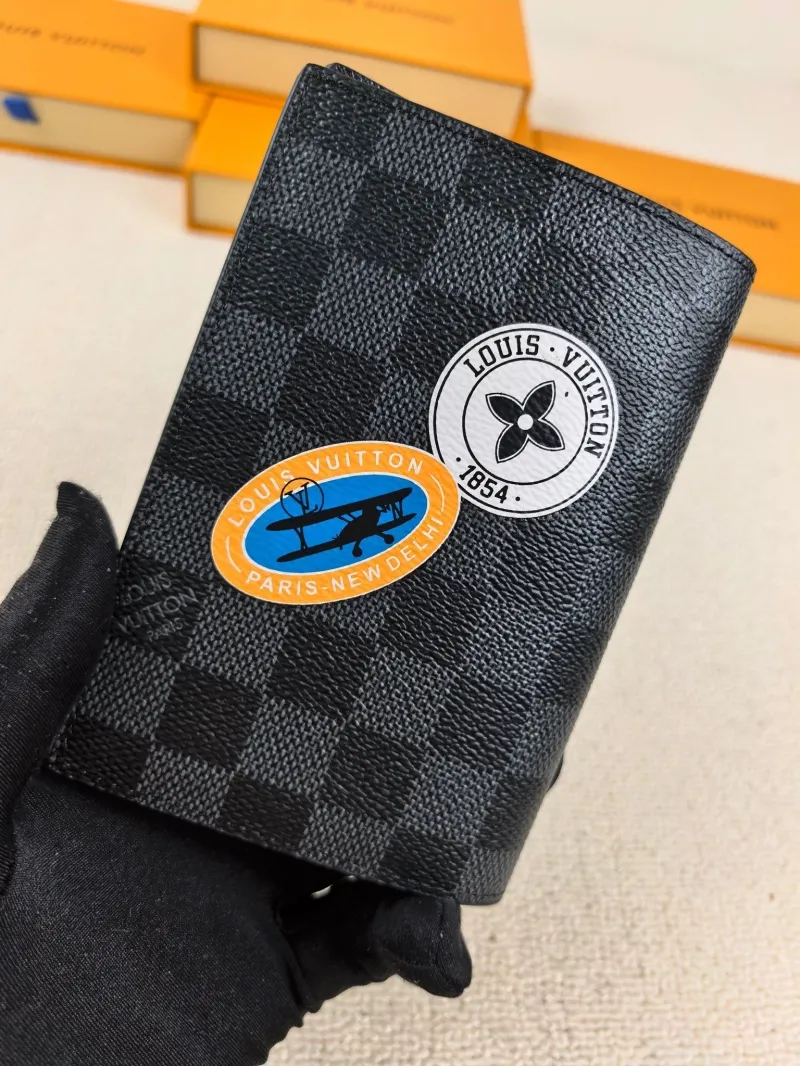 Alternative view of LV Wallets-212
