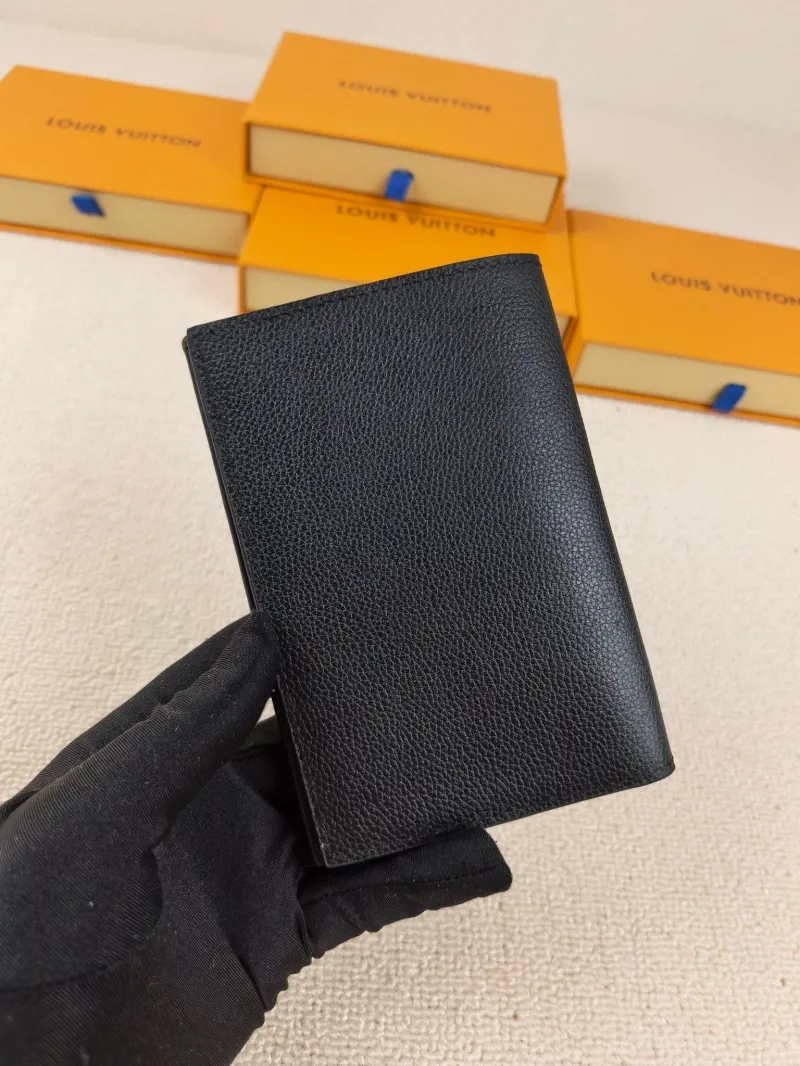 Alternative view of LV Wallets-214