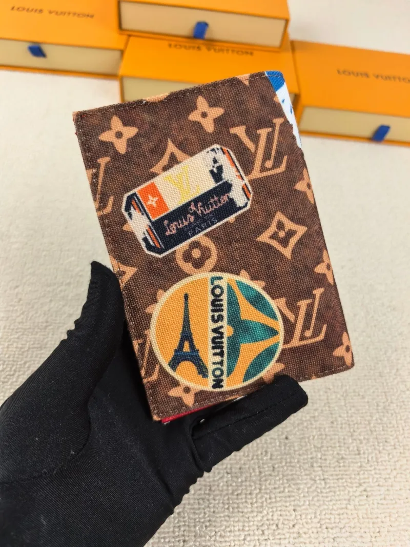 Alternative view of LV Wallets-216