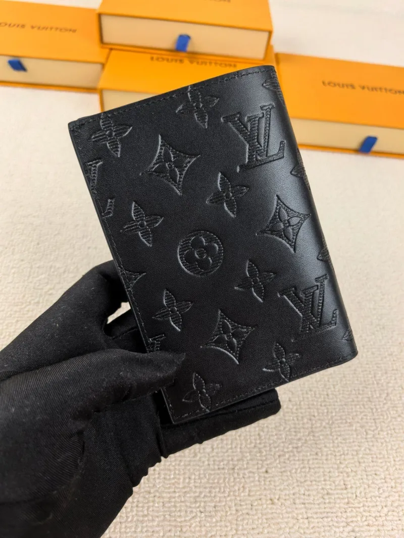 Alternative view of LV Wallets-217