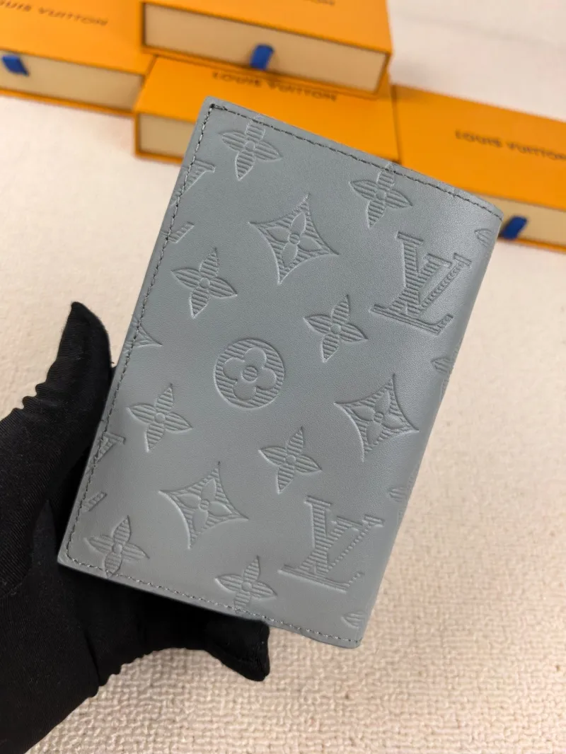 Alternative view of LV Wallets-218