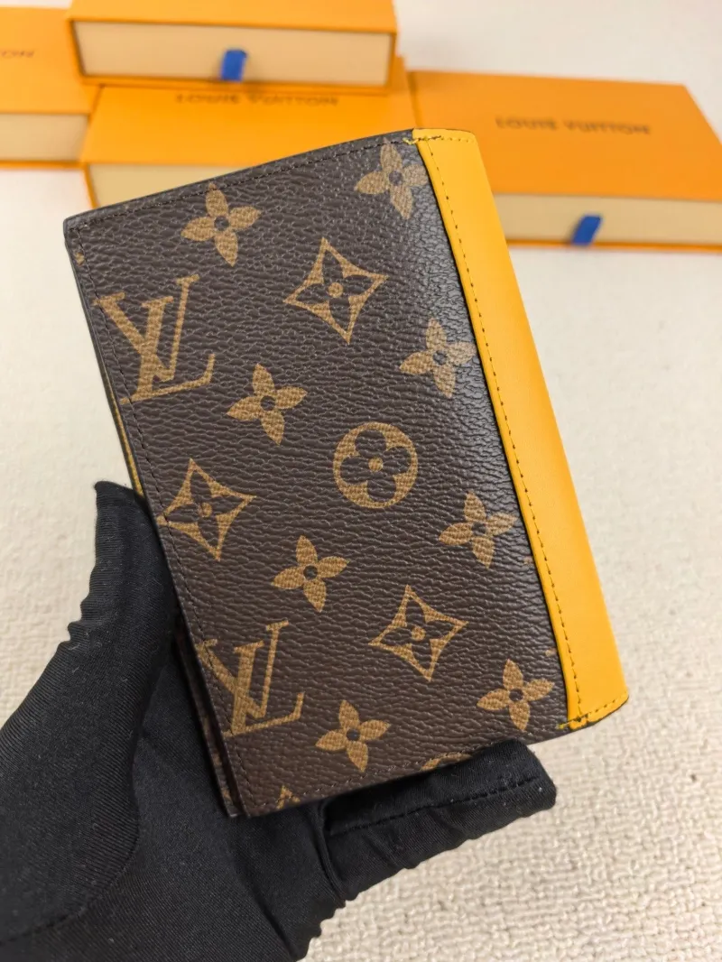 Alternative view of LV Wallets-222