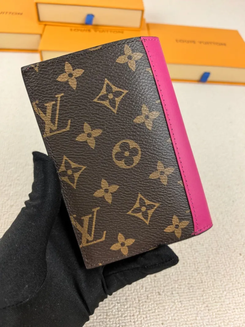 Alternative view of LV Wallets-223