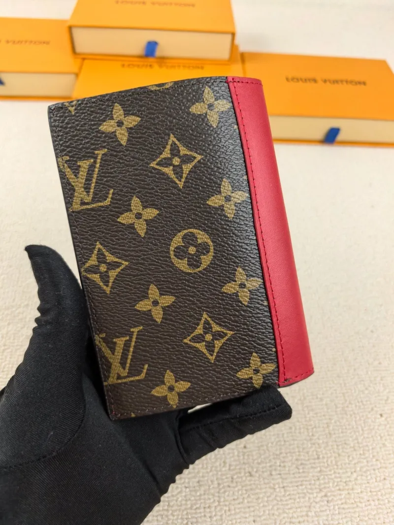 Alternative view of LV Wallets-224