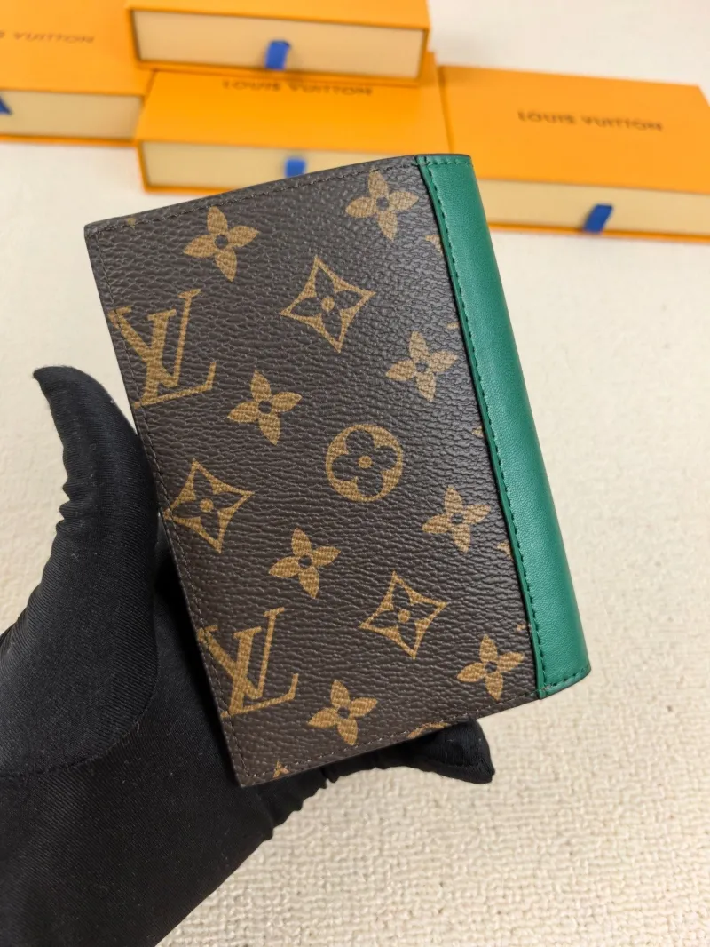 Alternative view of LV Wallets-226