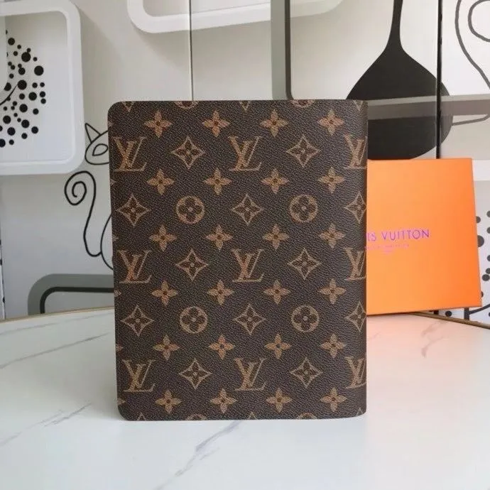 Alternative view of LV Wallets-229
