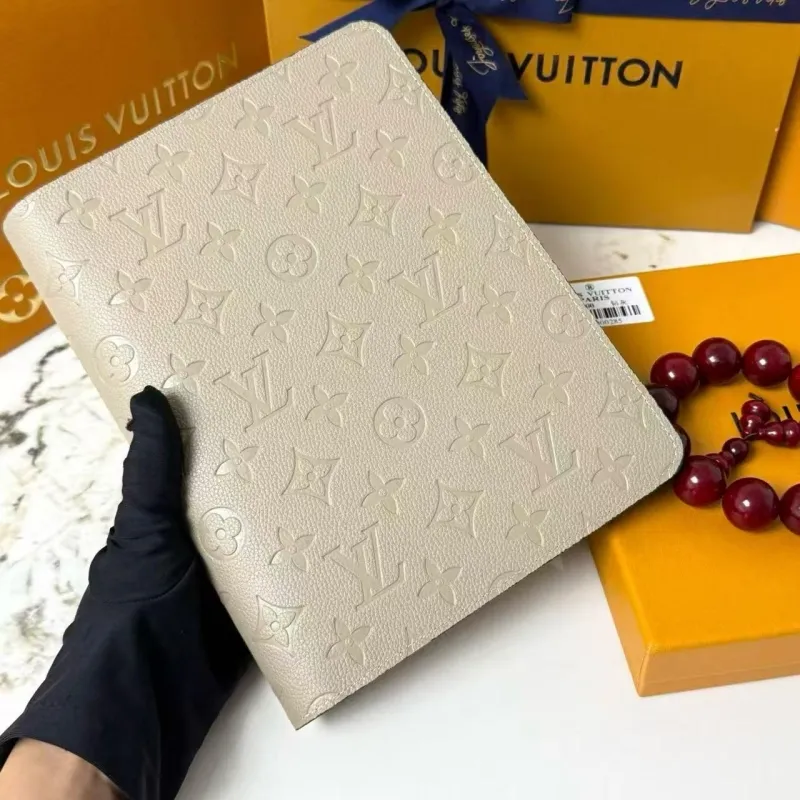 Alternative view of LV Wallets-231