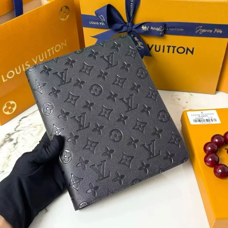 Alternative view of LV Wallets-232
