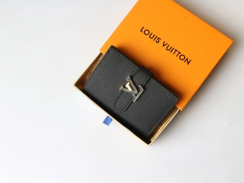 Alternative view of LV Wallets-241