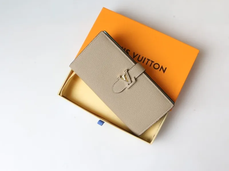 Alternative view of LV Wallets-243