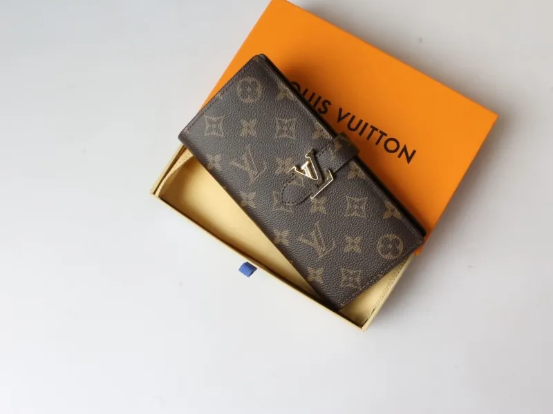 Alternative view of LV Wallets-244