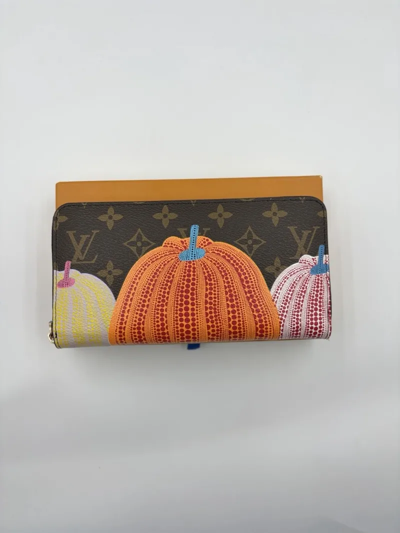 Alternative view of LV Wallets-245